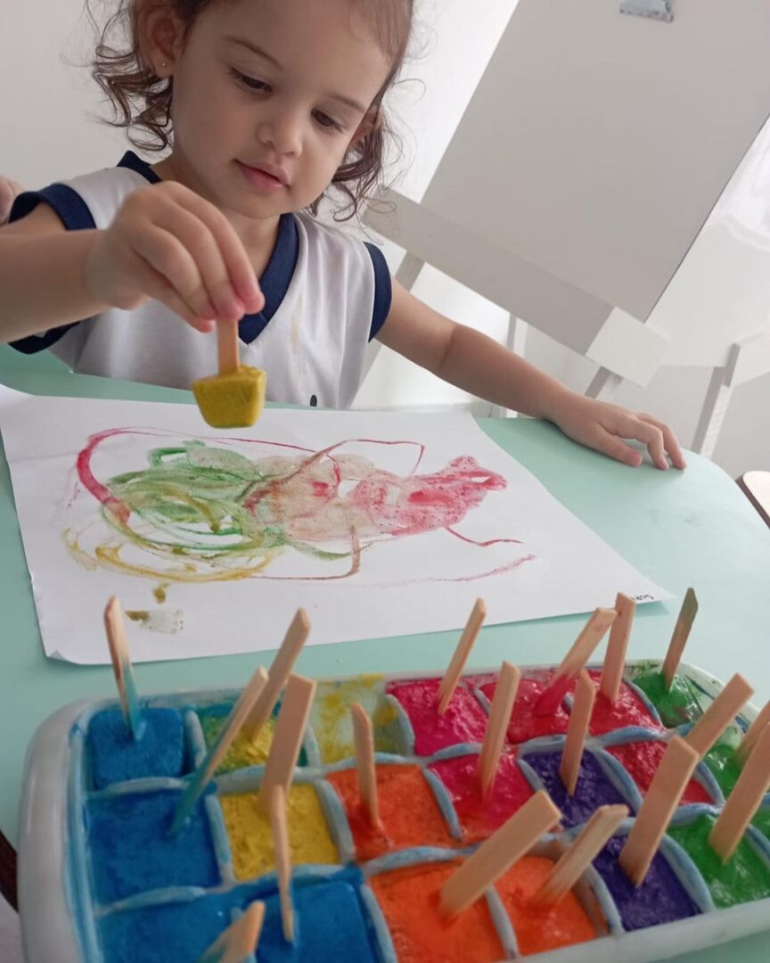 A pintura com gelo é uma exploração sensorial deliciosa. As crianças descobrem sensações como a de temperatura e a textura.