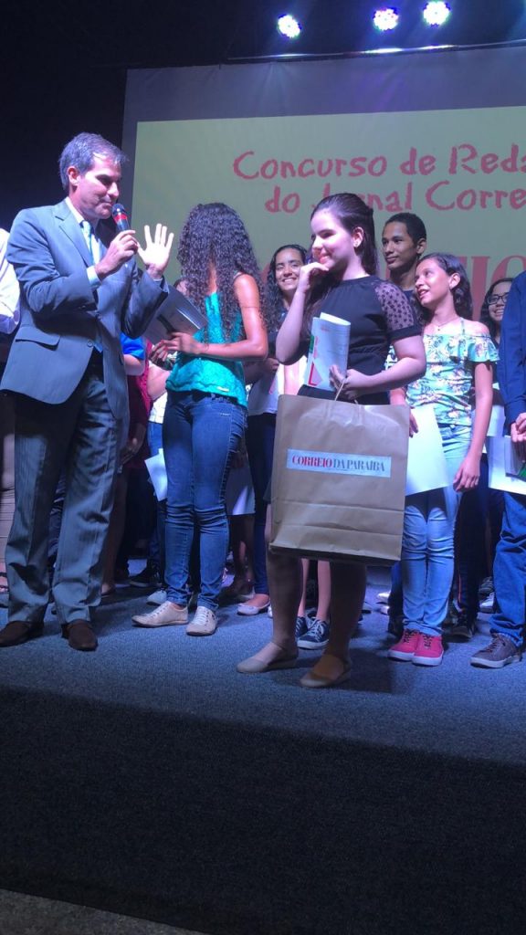 Aluna do Athenas conquista o 1º lugar no Concurso de Redação do Sistema Correio de Comunicação