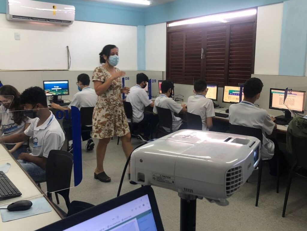 Dentro dos itinerários formativos, a disciplina de Comunicação em Mídias Digitais tem como proposta trazer aos estudantes a consciência das implicações da sua presença online.