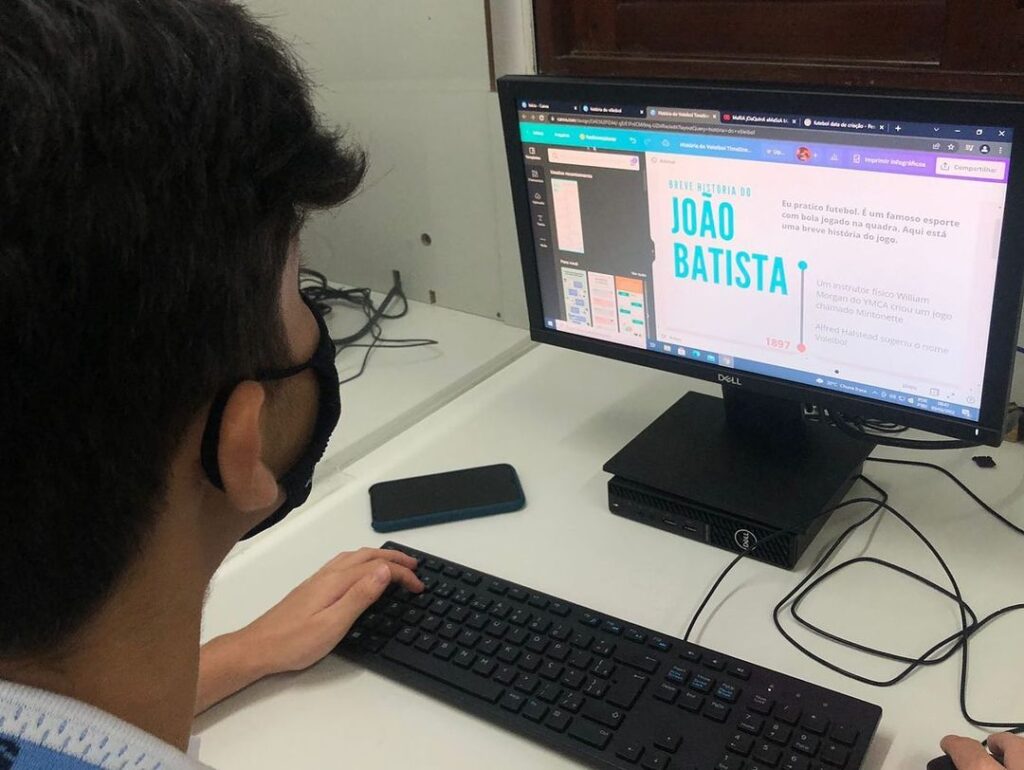 Dentro dos itinerários formativos, a disciplina de Comunicação em Mídias Digitais tem como proposta trazer aos estudantes a consciência das implicações da sua presença online.