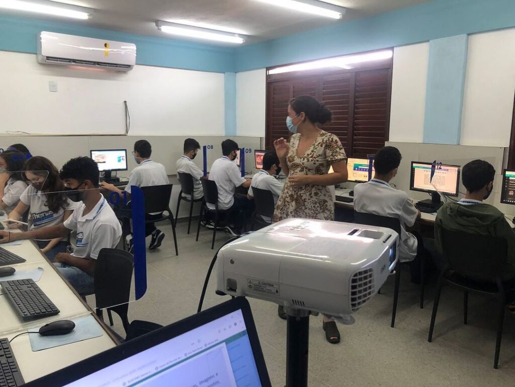 Dentro dos itinerários formativos, a disciplina de Comunicação em Mídias Digitais tem como proposta trazer aos estudantes a consciência das implicações da sua presença online.