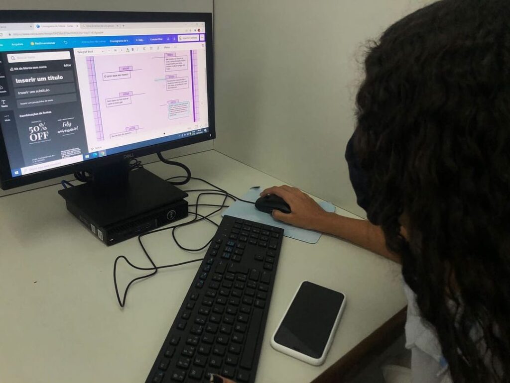 Dentro dos itinerários formativos, a disciplina de Comunicação em Mídias Digitais tem como proposta trazer aos estudantes a consciência das implicações da sua presença online.