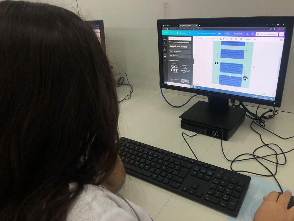 Dentro dos itinerários formativos, a disciplina de Comunicação em Mídias Digitais tem como proposta trazer aos estudantes a consciência das implicações da sua presença online.