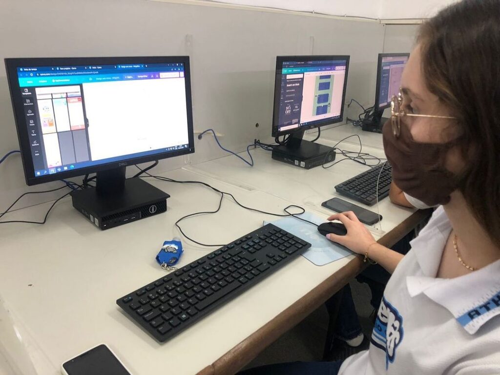 Dentro dos itinerários formativos, a disciplina de Comunicação em Mídias Digitais tem como proposta trazer aos estudantes a consciência das implicações da sua presença online.