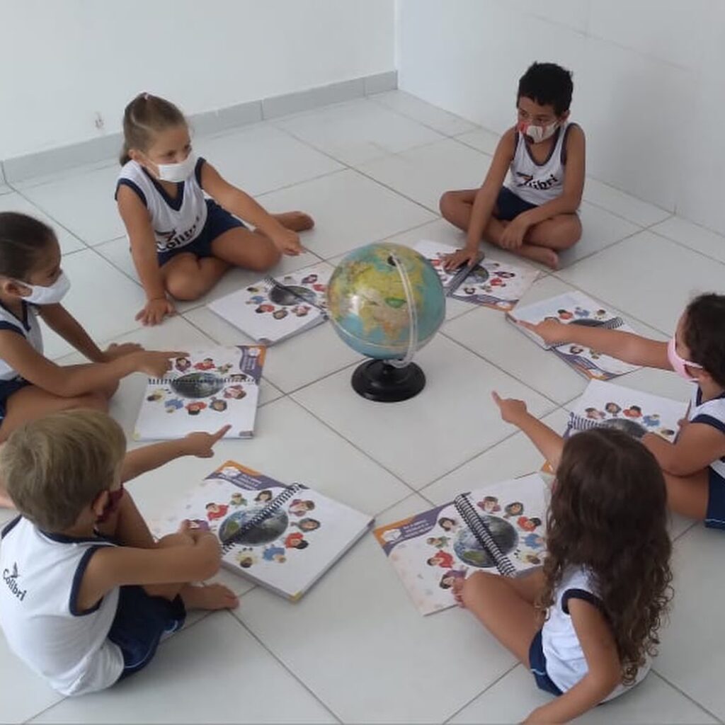 A turma do Infantil 5 iniciou os seus estudos com o livro didático que traz como tema na Unidade 1:
