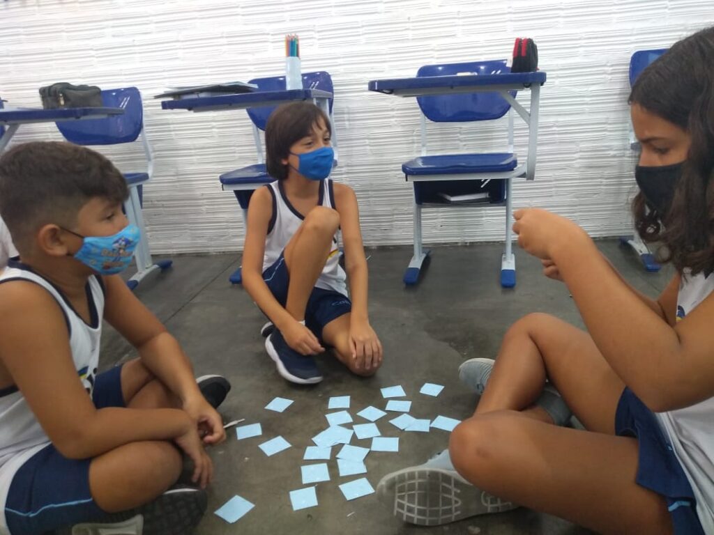 Let’s pratice! Através de um jogo da memória, o 3º ano A exercitou a memorização e pronúncia dos lugares na cidade (places in the city).