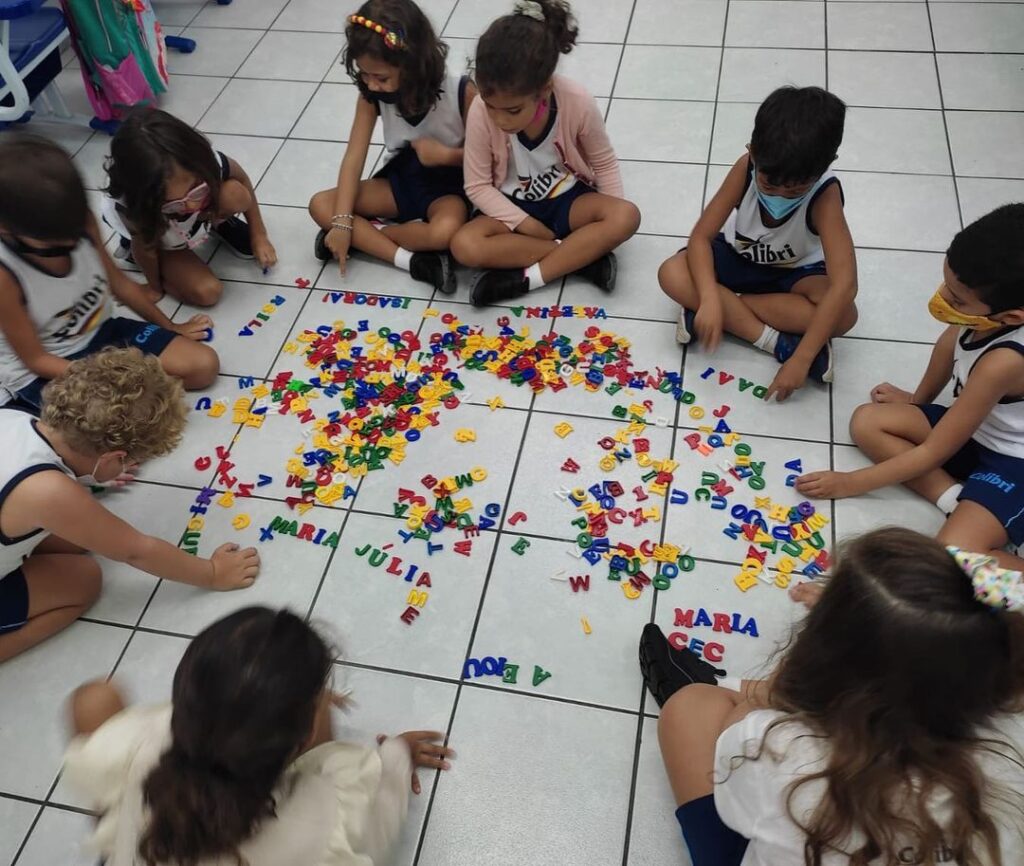 O 1º ano já está se familiarizando com a escrita, formando palavras, através do som das letras, usando o nome como referência.