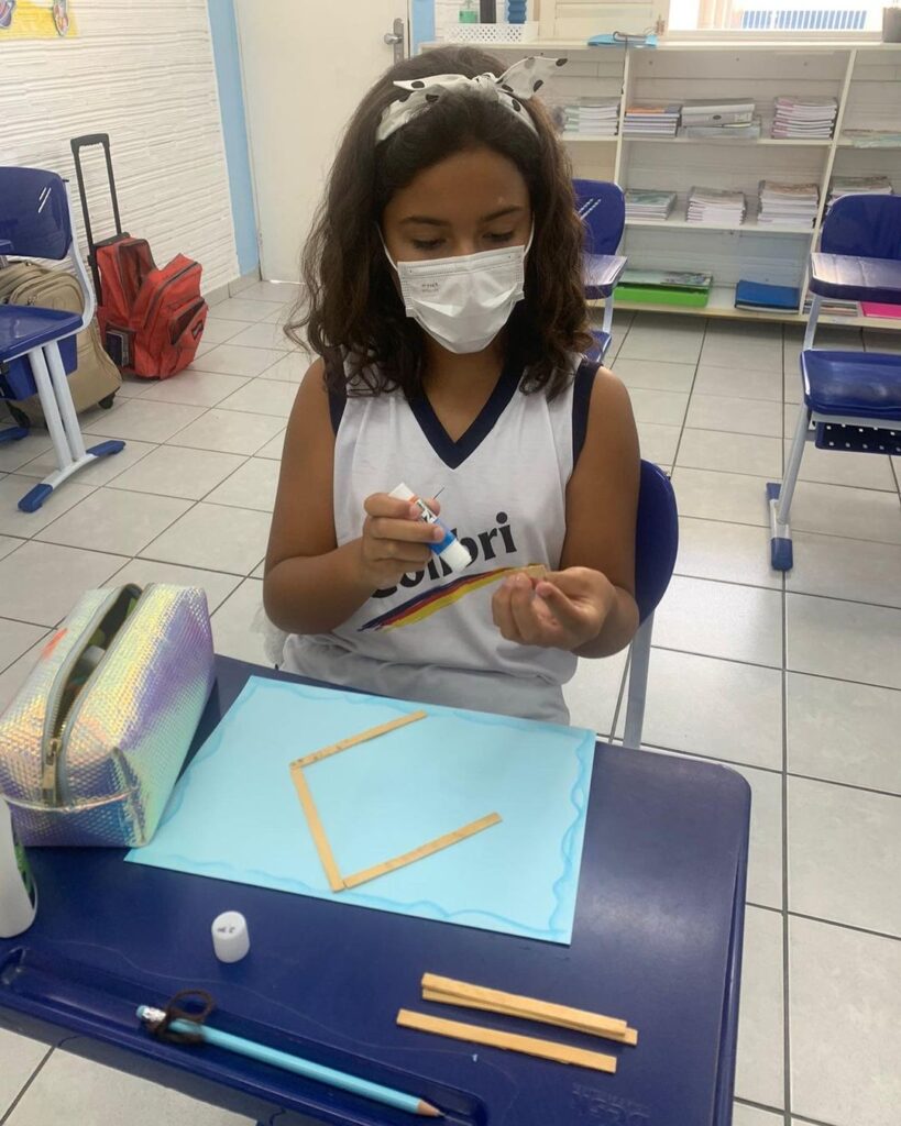 Numa aula muito divertida, após estudar sobre os polígonos, o 3º ano trabalhou o contorno de alguns triângulos e quadriláteros, utilizando palitos de picolés.