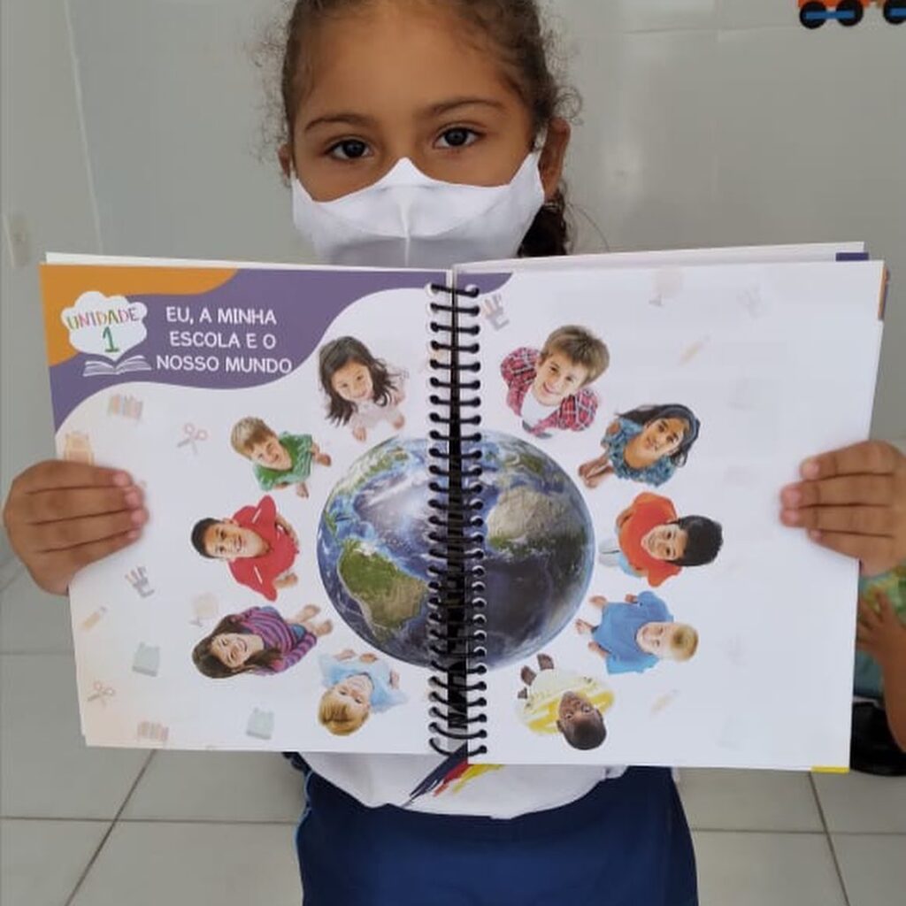 A turma do Infantil 5 iniciou os seus estudos com o livro didático que traz como tema na Unidade 1: