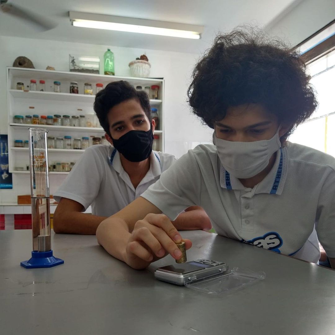Numa aula prática super interessante de #química, os alunos do 3º ano (Ensino Médio) aprenderam a identificar amostras desconhecidas de metais/ligas pelo método da densidade.