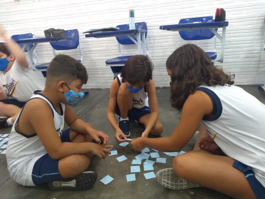 Let’s pratice! Através de um jogo da memória, o 3º ano A exercitou a memorização e pronúncia dos lugares na cidade (places in the city).