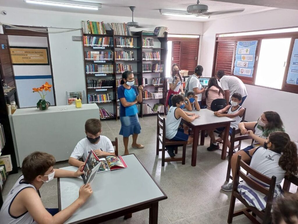 A leitura nos possibilita viajar para mundos diferentes.