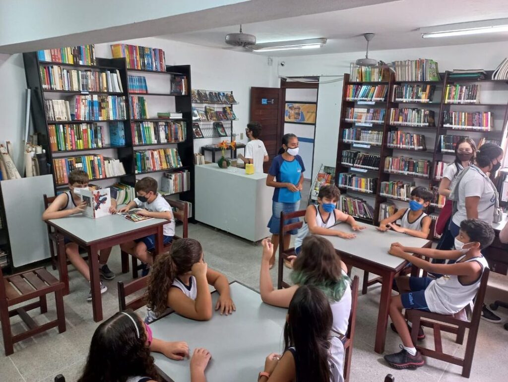 A leitura nos possibilita viajar para mundos diferentes.