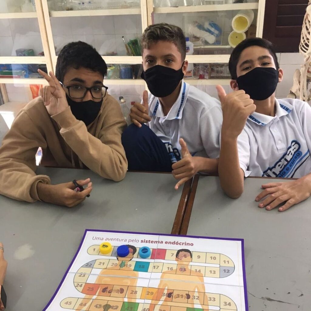 Os alunos do 8º ano aventuraram-se por um sistema muito importante: o sistema endócrino,.