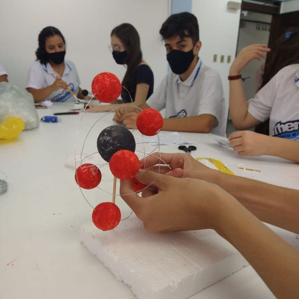 Os educandos da 1º série do Ensino Médio estão descobrindo que a química tem muitas coisas legais.