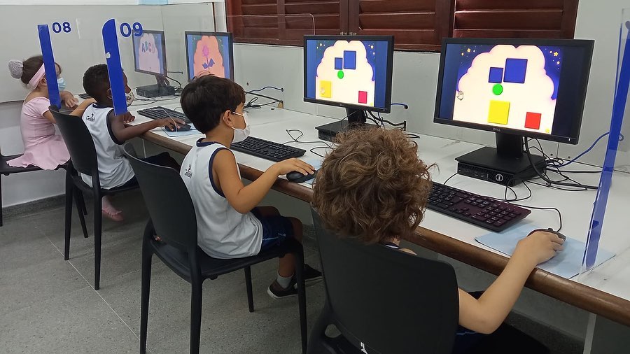 Atividades interativas, jogos e muitas curiosidades criam o ambiente perfeito para o aprendizado.