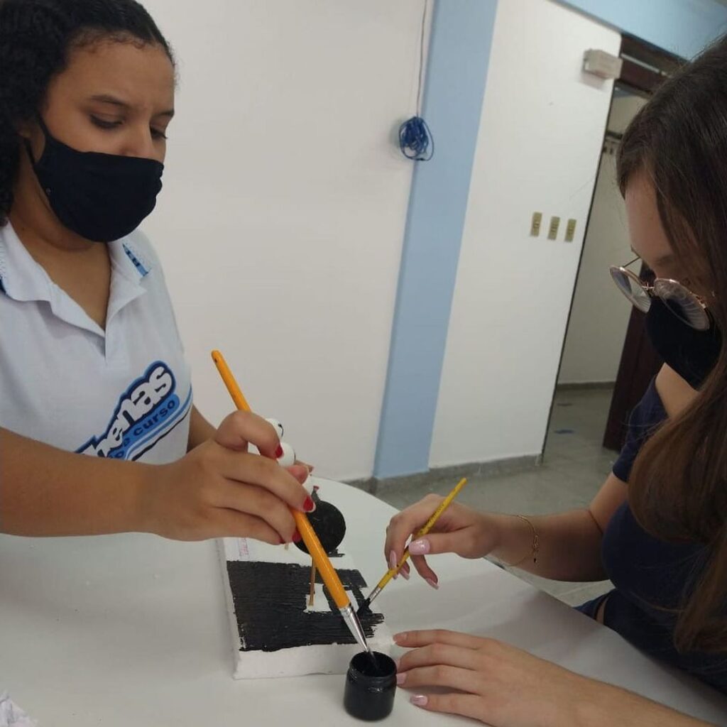 Os educandos da 1º série do Ensino Médio estão descobrindo que a química tem muitas coisas legais.