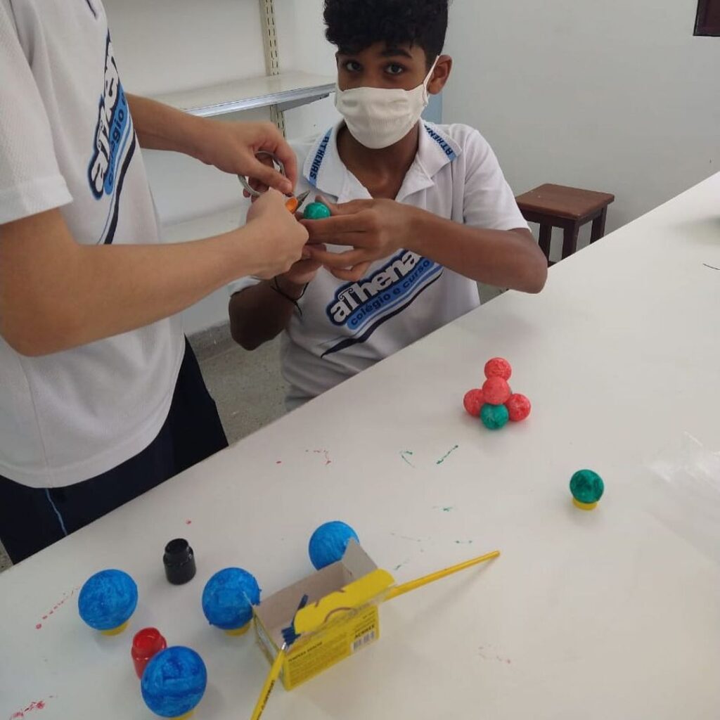 Os educandos da 1º série do Ensino Médio estão descobrindo que a química tem muitas coisas legais.