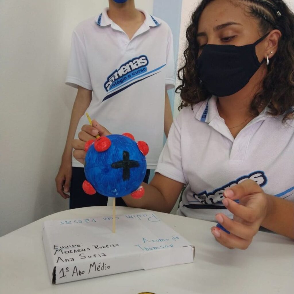 Os educandos da 1º série do Ensino Médio estão descobrindo que a química tem muitas coisas legais.