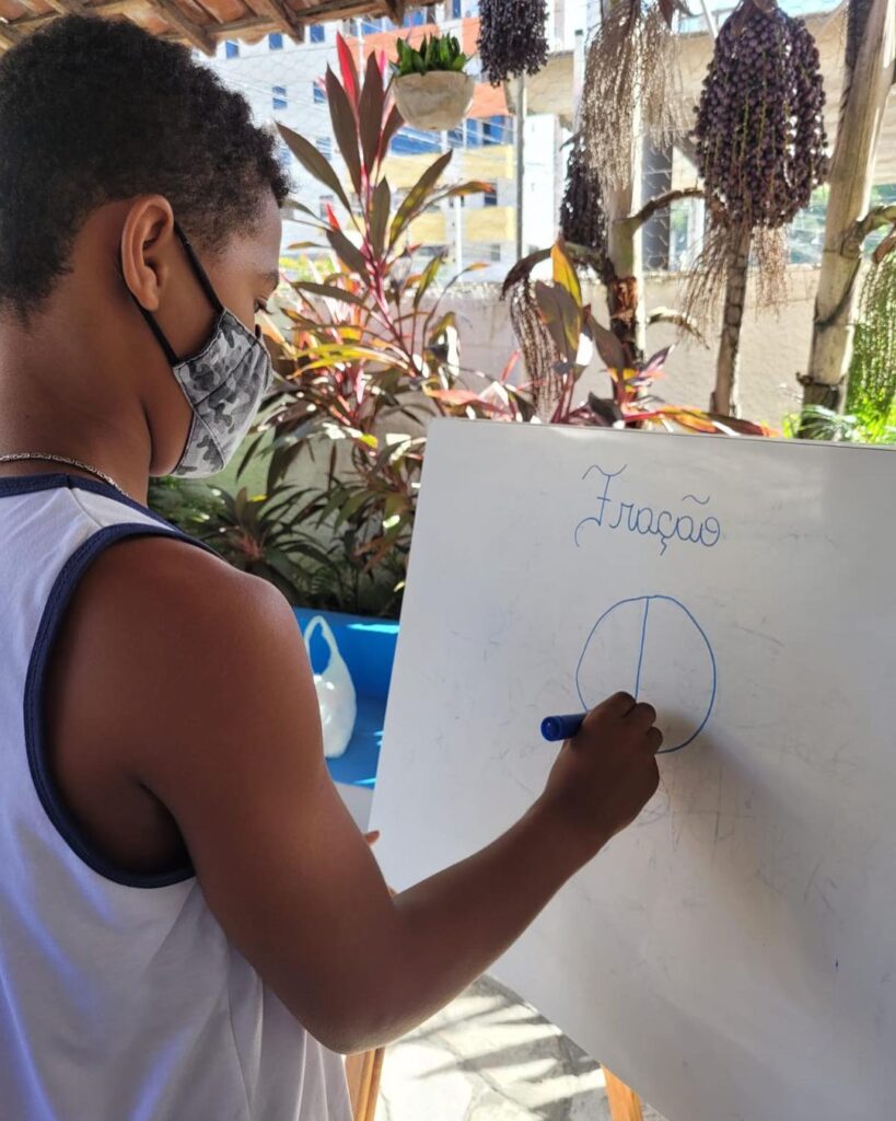 Uma delícia de aula! 😋 Em uma aula prática de Fração a turma do 5°Ano B interagiu de forma descontraída e saborosa.
