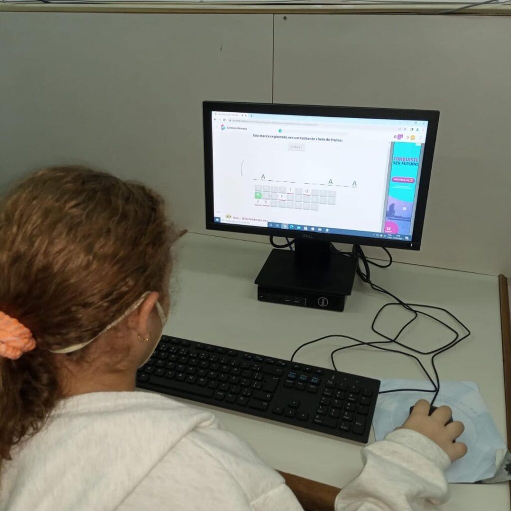 Os alunos do 5°ano B trabalharam o gênero textual Biografia, por meio da gamificação.