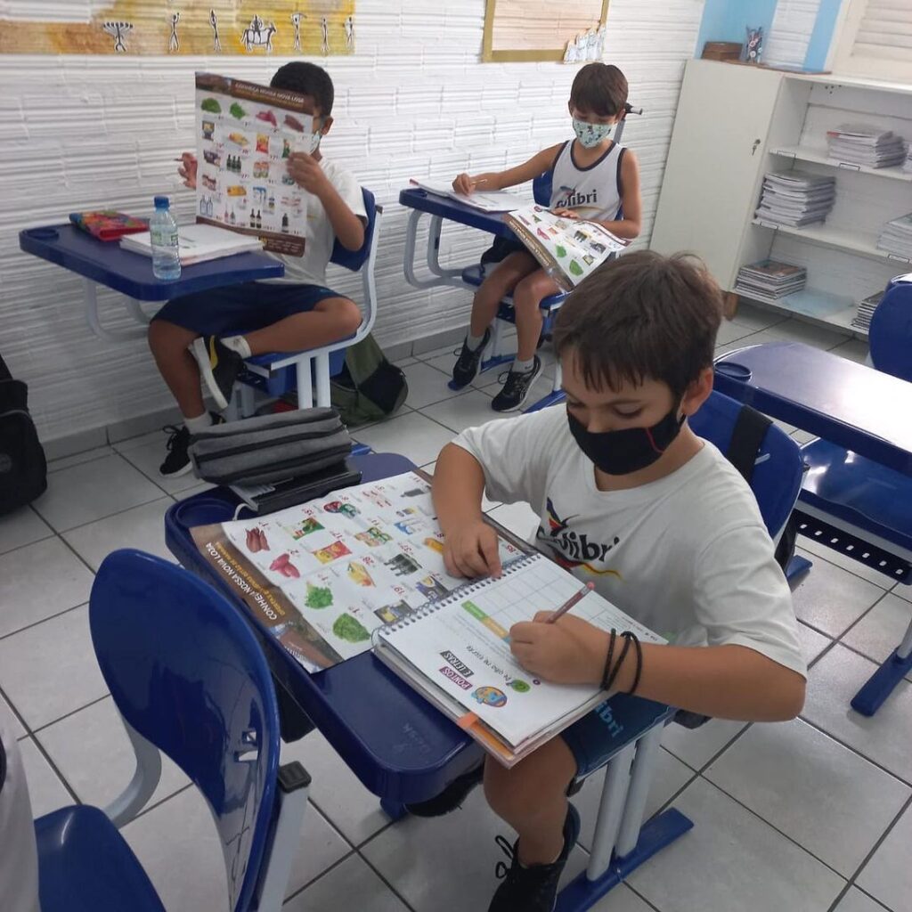 Os panfletos estão presentes no cotidiano dos alunos e com eles podemos alcançar vários objetivos.