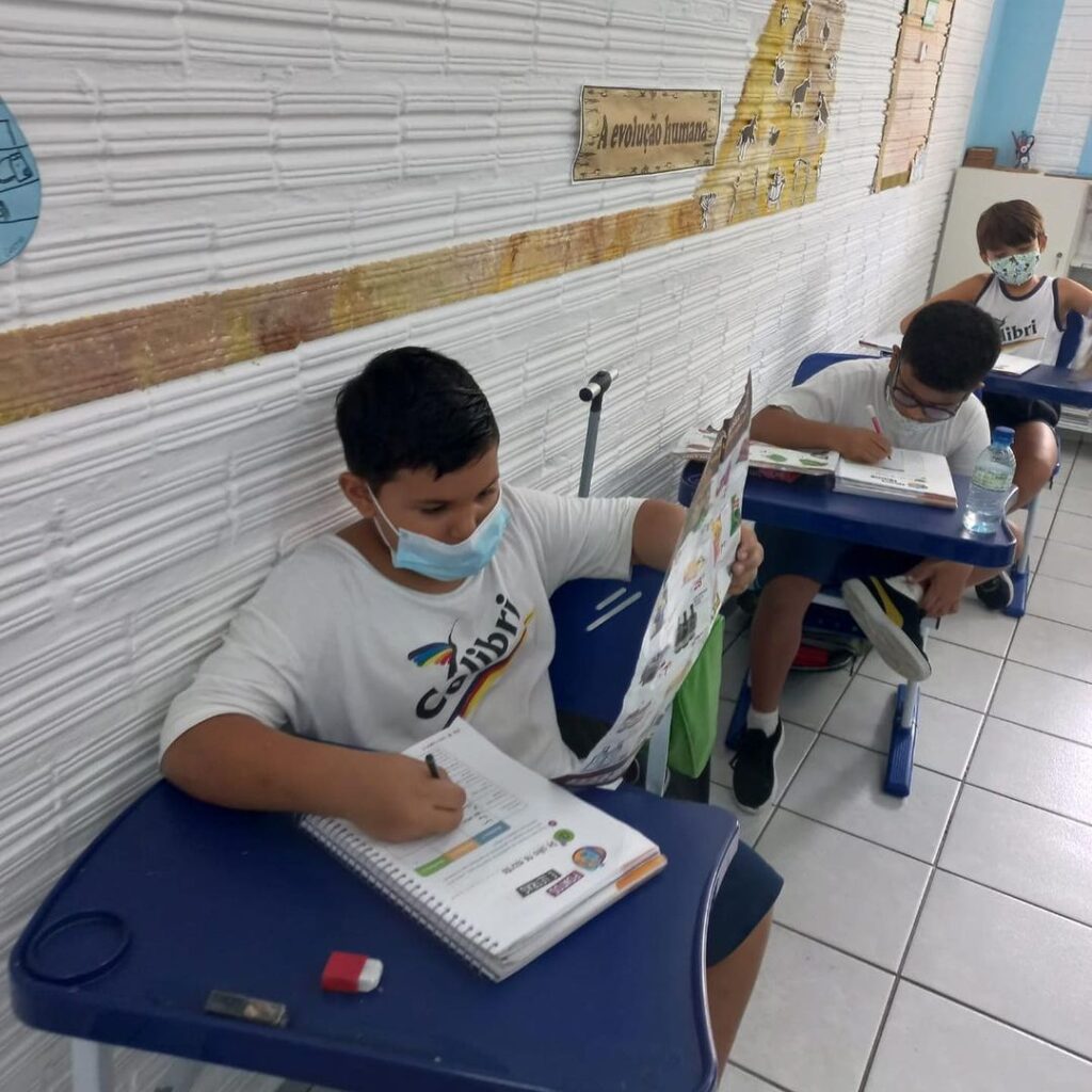 Os panfletos estão presentes no cotidiano dos alunos e com eles podemos alcançar vários objetivos.