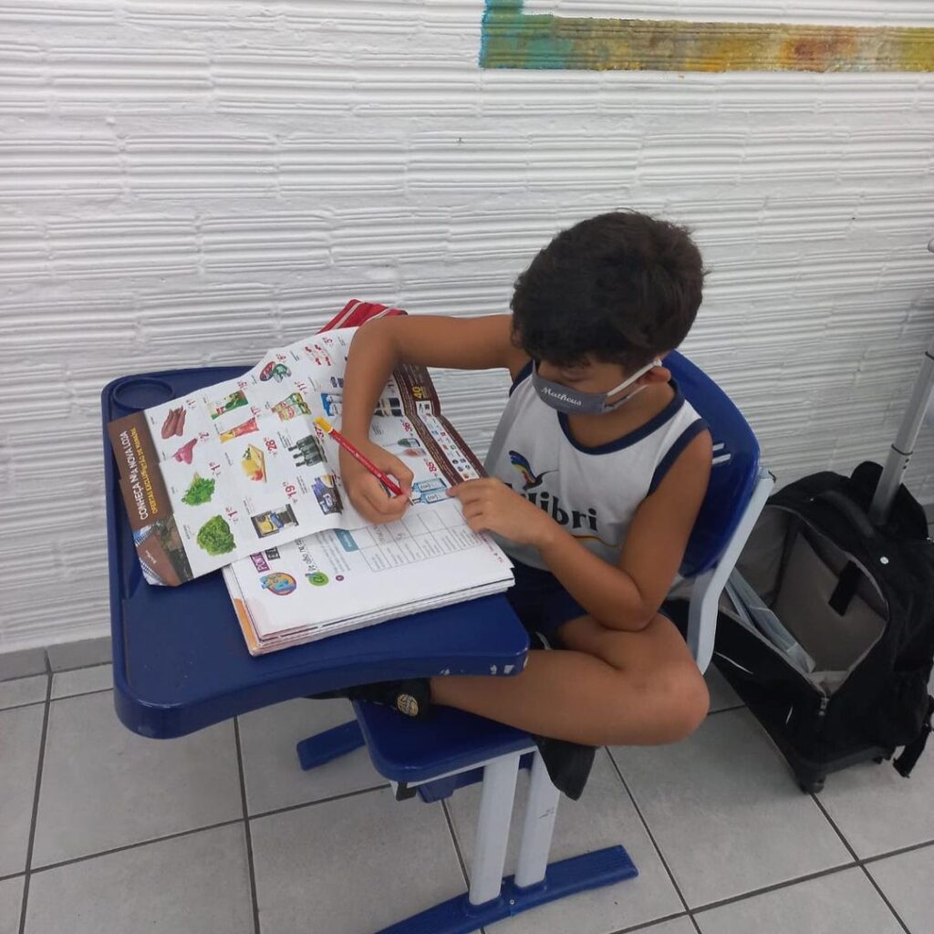 Os panfletos estão presentes no cotidiano dos alunos e com eles podemos alcançar vários objetivos.