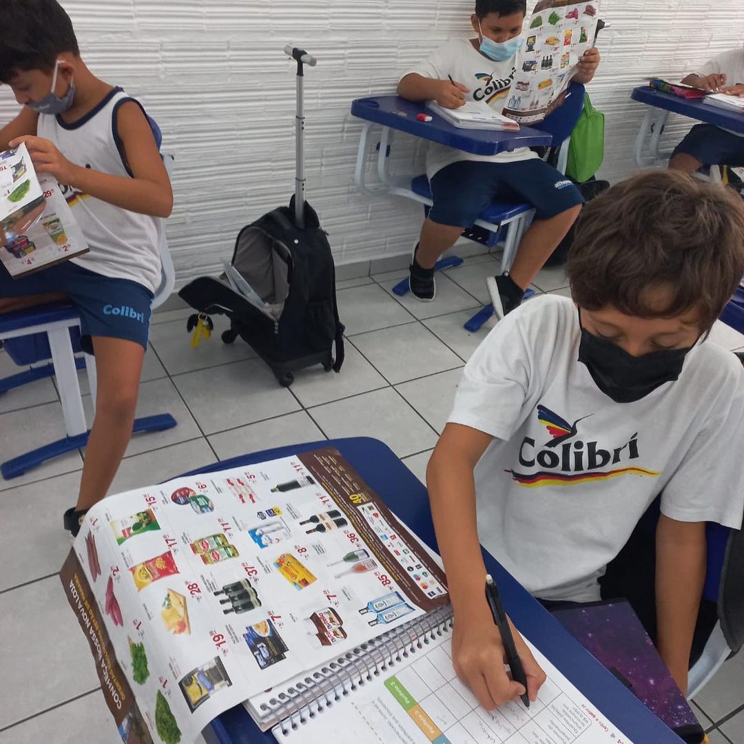 Os panfletos estão presentes no cotidiano dos alunos e com eles podemos alcançar vários objetivos.
