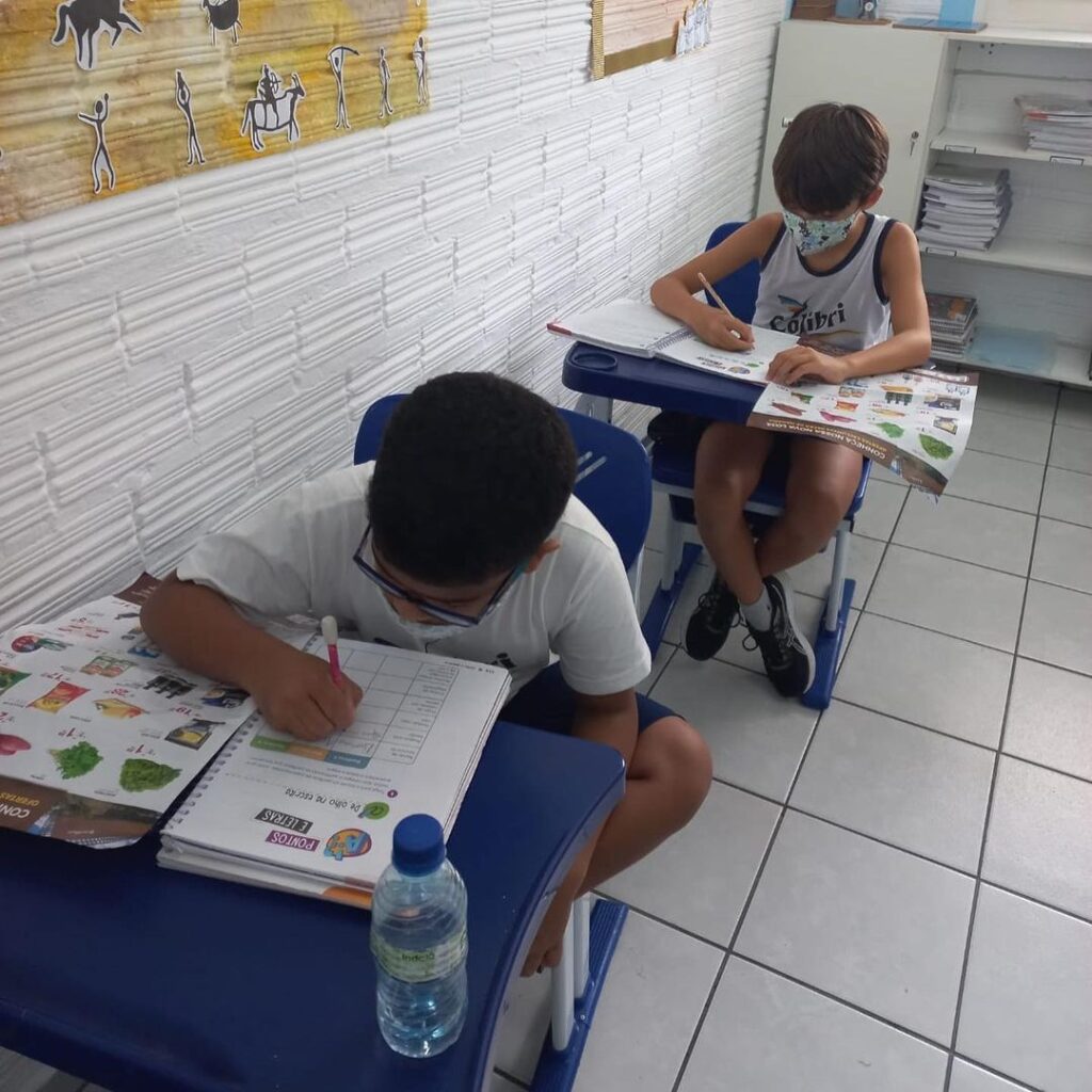 Os panfletos estão presentes no cotidiano dos alunos e com eles podemos alcançar vários objetivos.