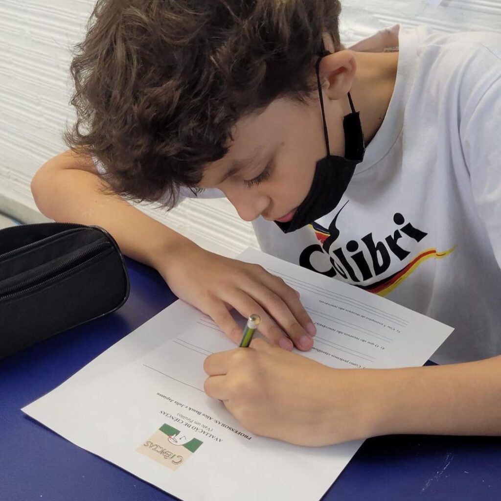 Em Ciências, os alunos do 5° Ano B estudaram sobre os recursos naturais renováveis e não renováveis.