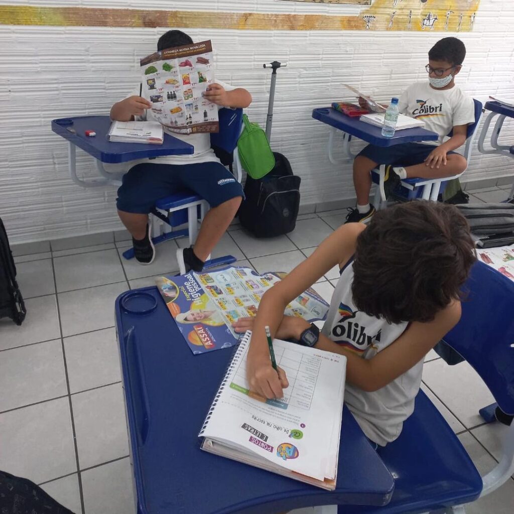 Os panfletos estão presentes no cotidiano dos alunos e com eles podemos alcançar vários objetivos.