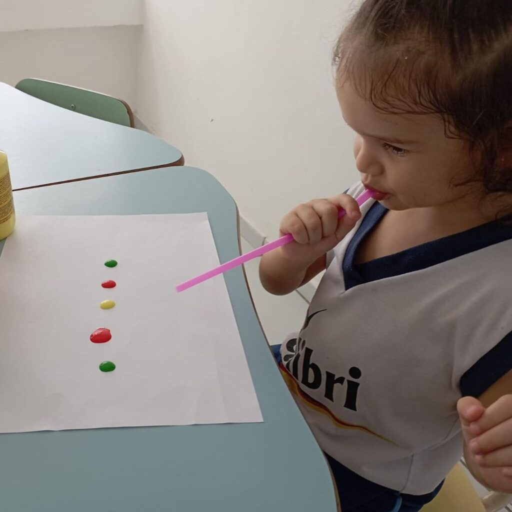 Soprar é um movimento importante para o desenvolvimento oral da criança.