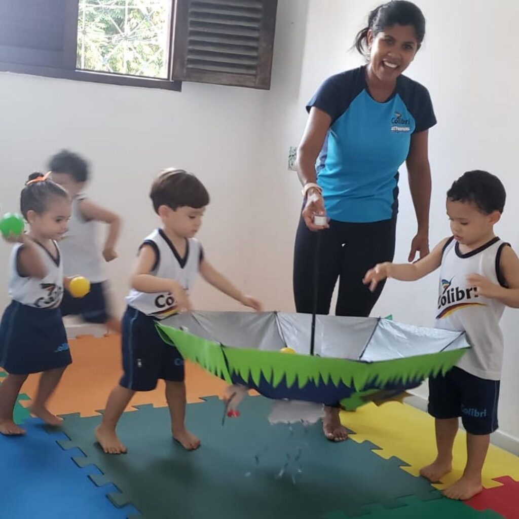 Soprar é um movimento importante para o desenvolvimento oral da criança.