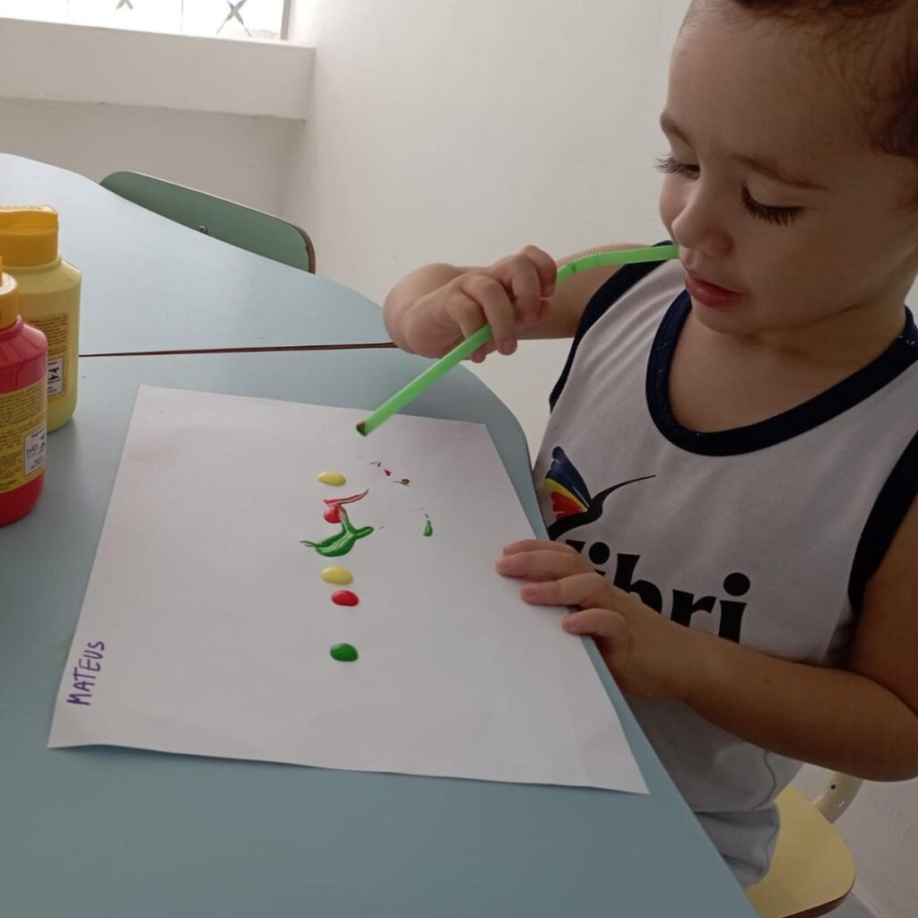 Soprar é um movimento importante para o desenvolvimento oral da criança.