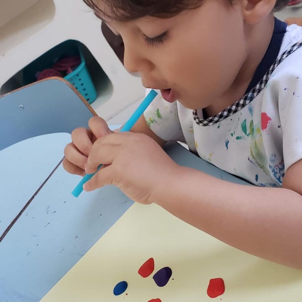 Soprar é um movimento importante para o desenvolvimento oral da criança.