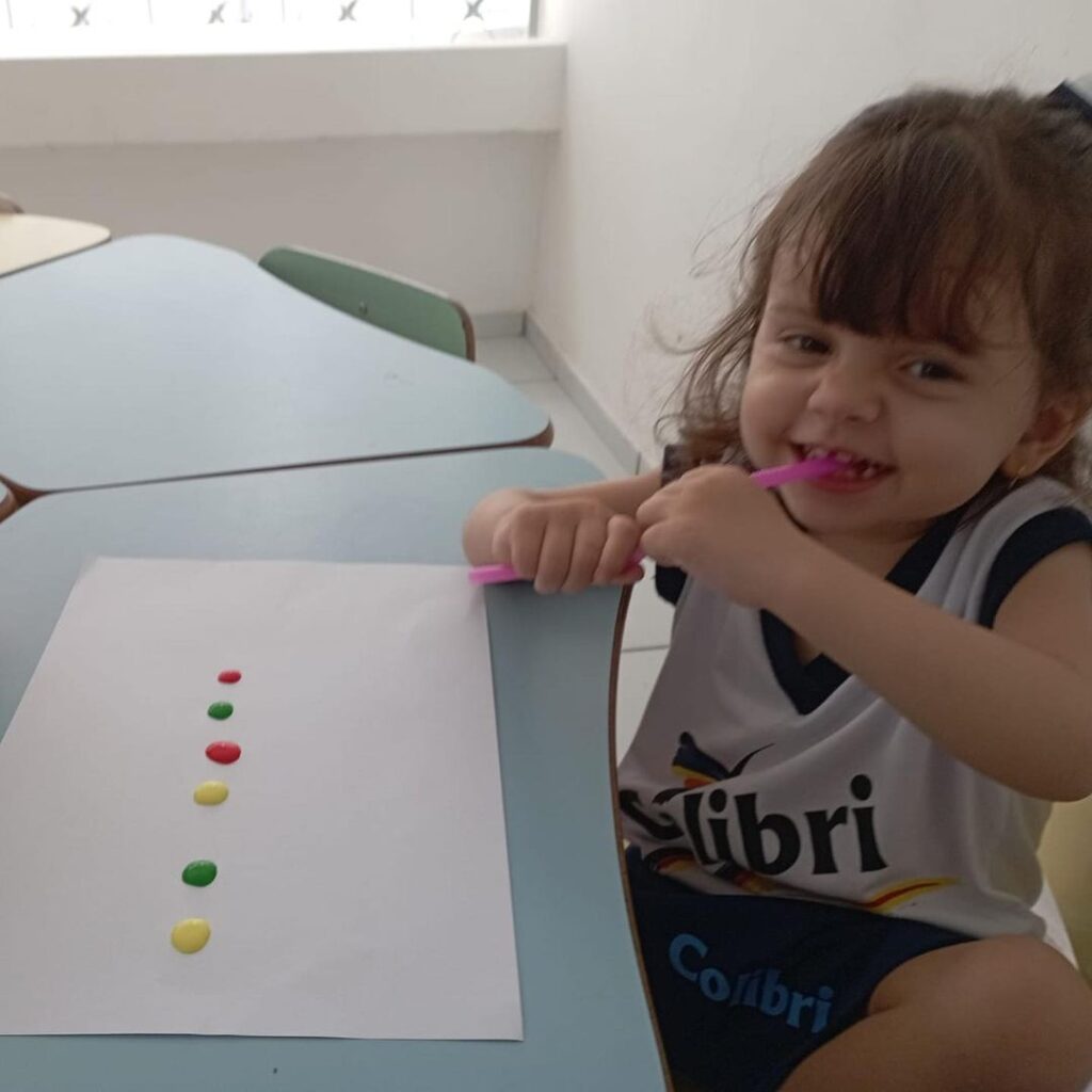 Soprar é um movimento importante para o desenvolvimento oral da criança.