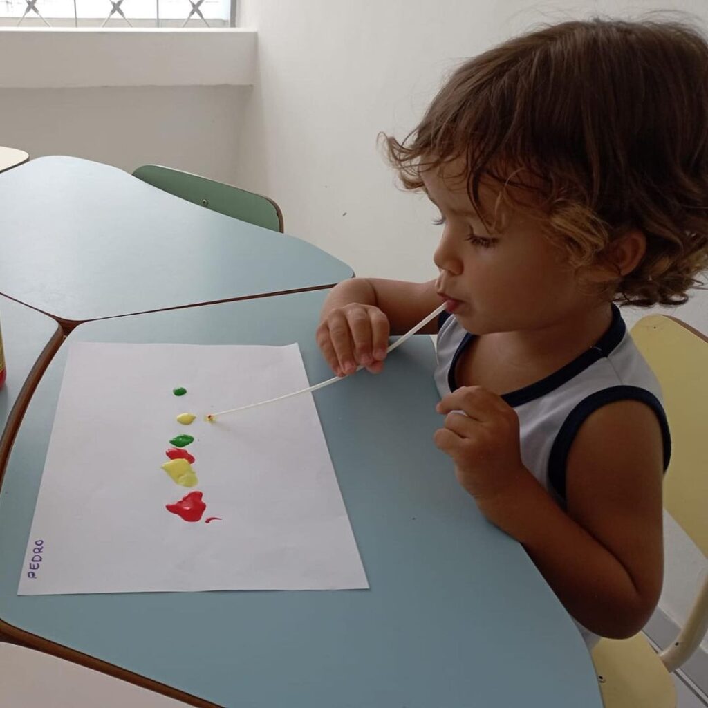 Soprar é um movimento importante para o desenvolvimento oral da criança.