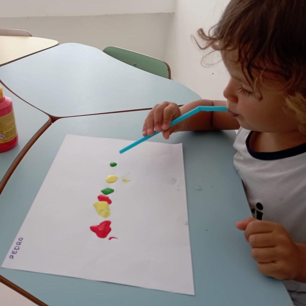 Soprar é um movimento importante para o desenvolvimento oral da criança.