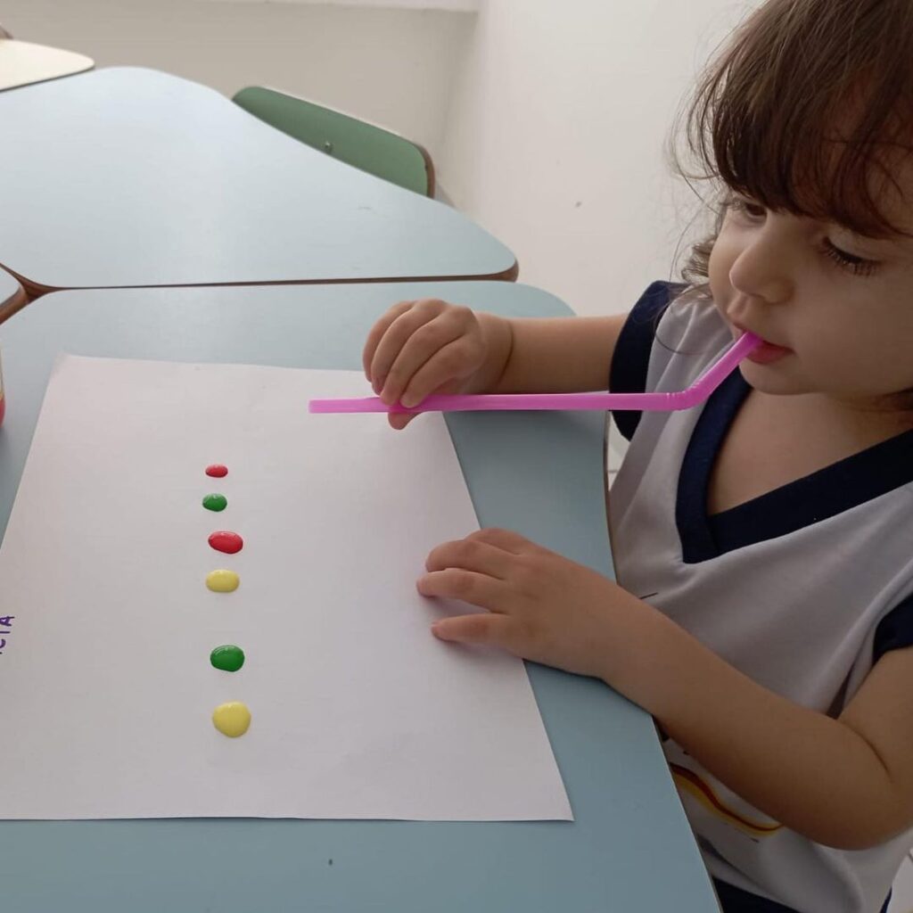 Soprar é um movimento importante para o desenvolvimento oral da criança.