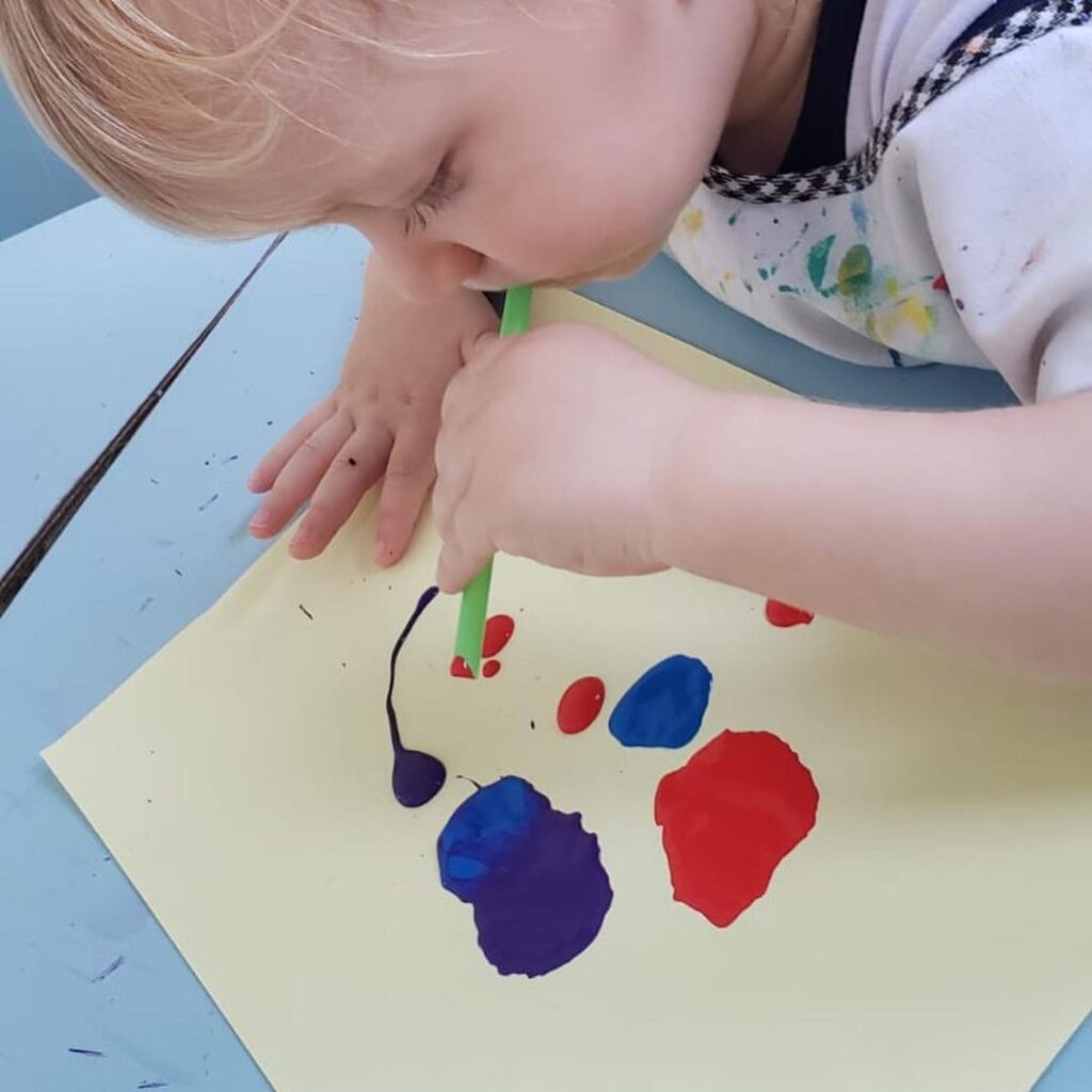 Soprar é um movimento importante para o desenvolvimento oral da criança.