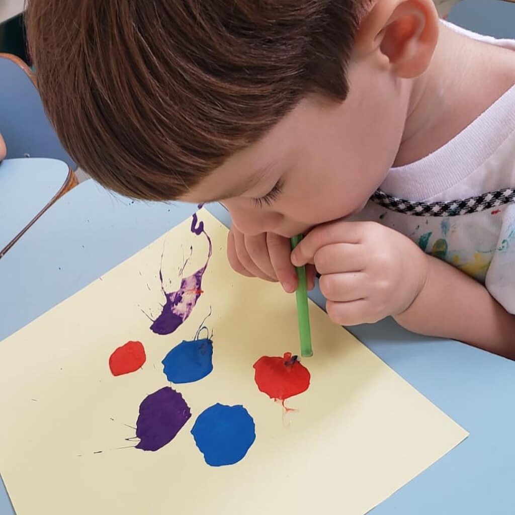 Soprar é um movimento importante para o desenvolvimento oral da criança.