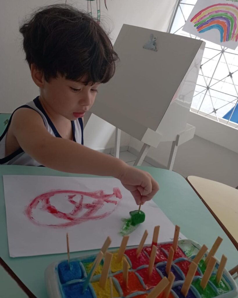 A pintura com gelo é uma exploração sensorial deliciosa. As crianças descobrem sensações como a de temperatura e a textura.
