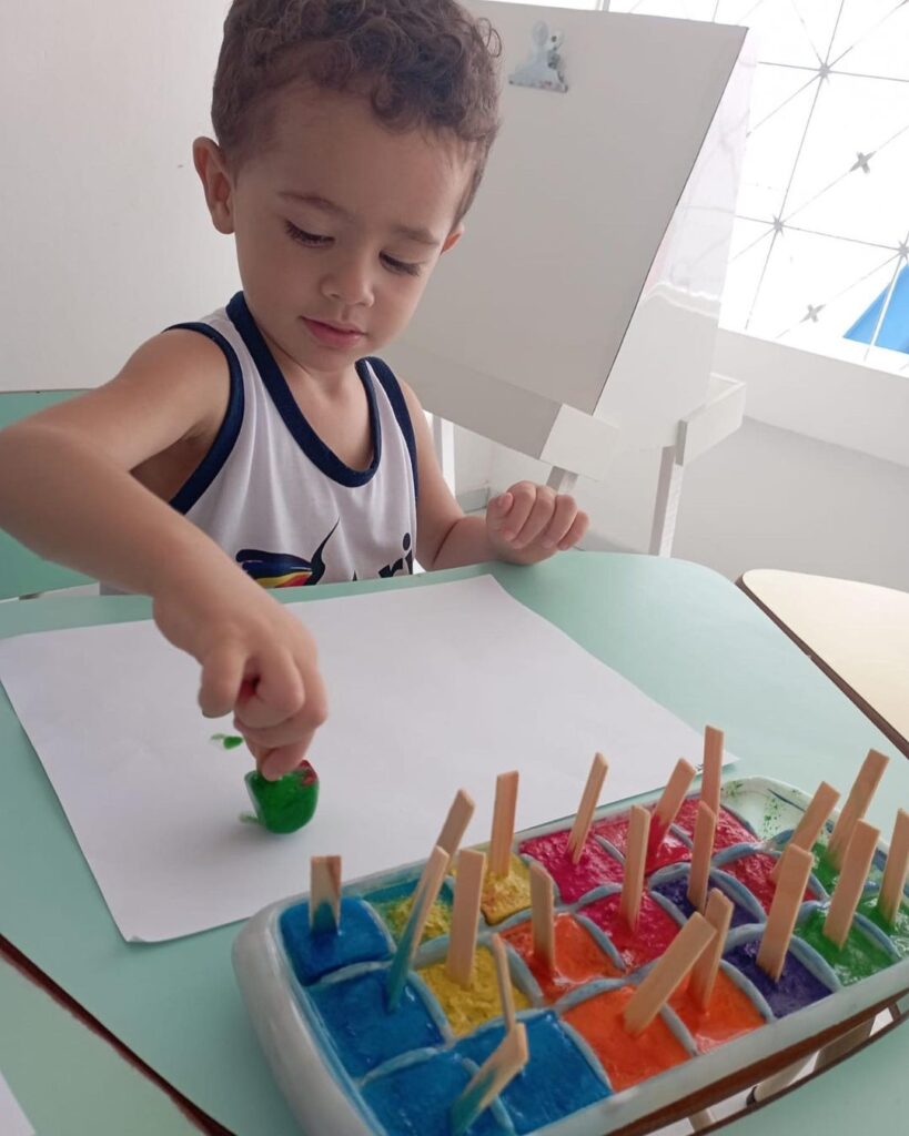 A pintura com gelo é uma exploração sensorial deliciosa. As crianças descobrem sensações como a de temperatura e a textura.