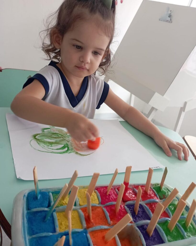 A pintura com gelo é uma exploração sensorial deliciosa. As crianças descobrem sensações como a de temperatura e a textura.
