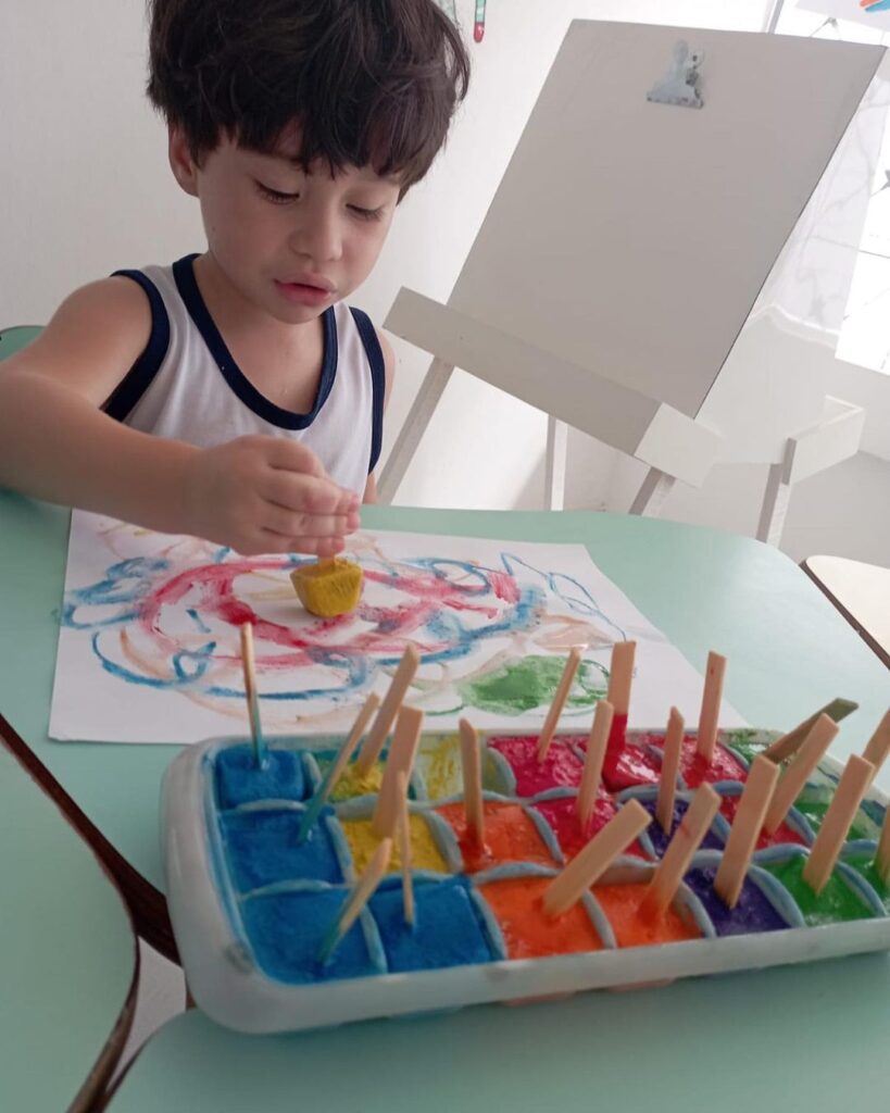 A pintura com gelo é uma exploração sensorial deliciosa. As crianças descobrem sensações como a de temperatura e a textura.