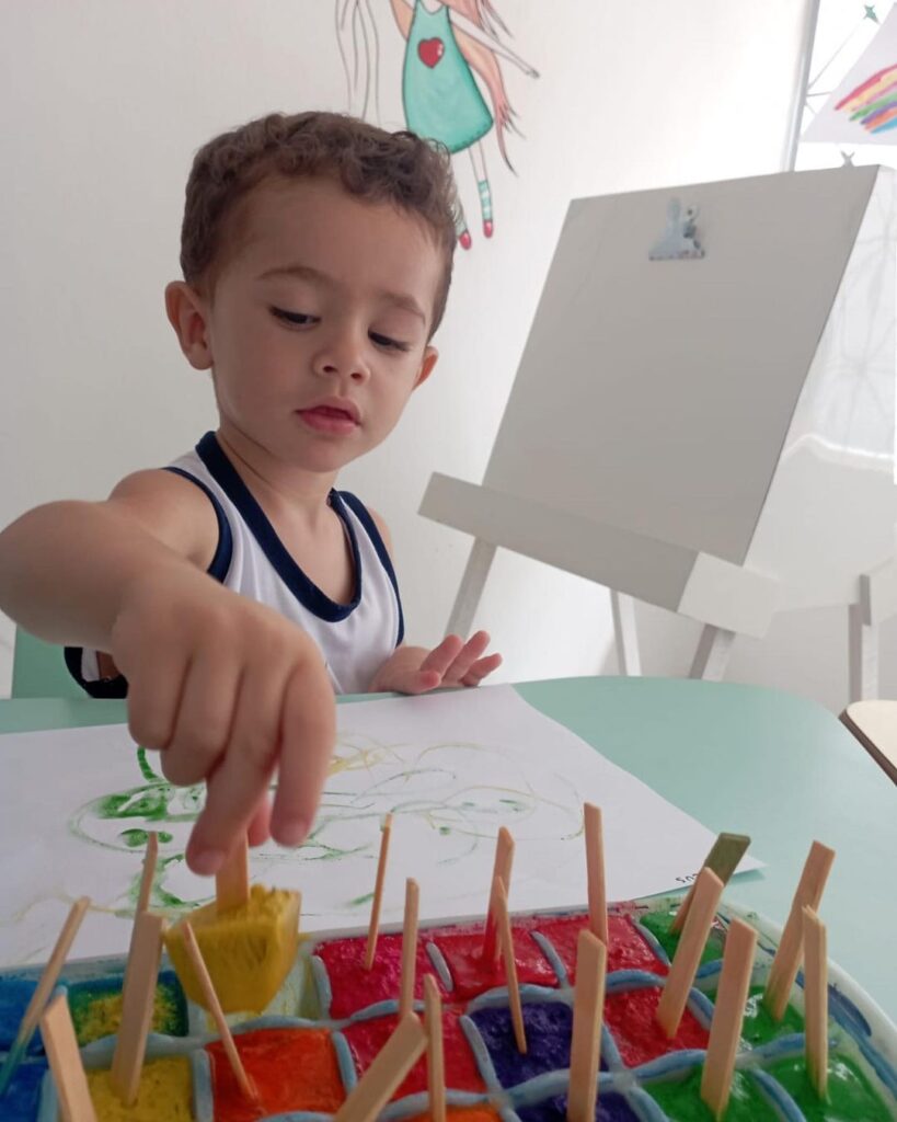 A pintura com gelo é uma exploração sensorial deliciosa. As crianças descobrem sensações como a de temperatura e a textura.