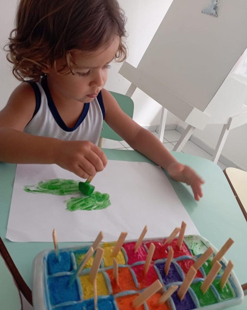 A pintura com gelo é uma exploração sensorial deliciosa. As crianças descobrem sensações como a de temperatura e a textura.