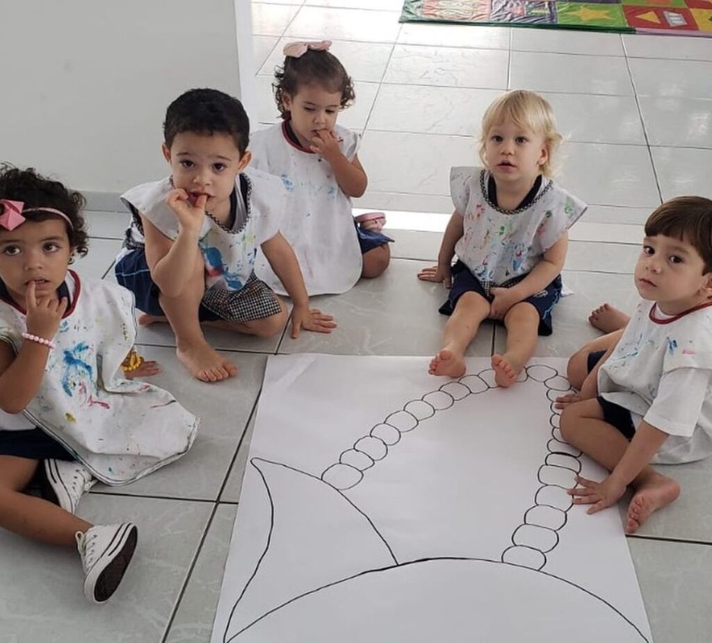 A criança na educação infantil explora os sentidos em tudo que faz.