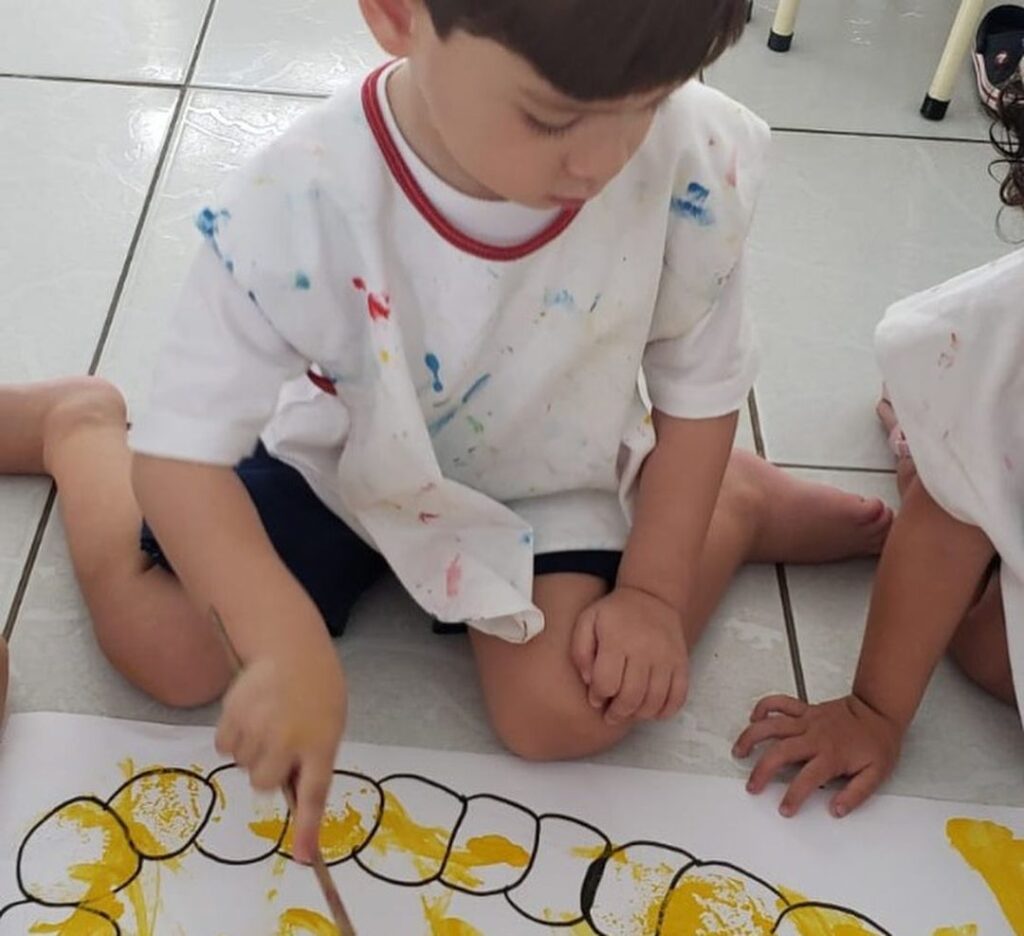 A criança na educação infantil explora os sentidos em tudo que faz.